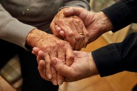Faut-il réduire les traitements médicaux pour les personnes âgées ?